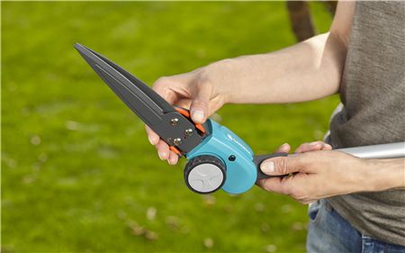 Comfort long-handled rotating lawnmower shears